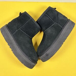 UGG Classic Mini Platform Black Kids Boots Shoes size 2Y